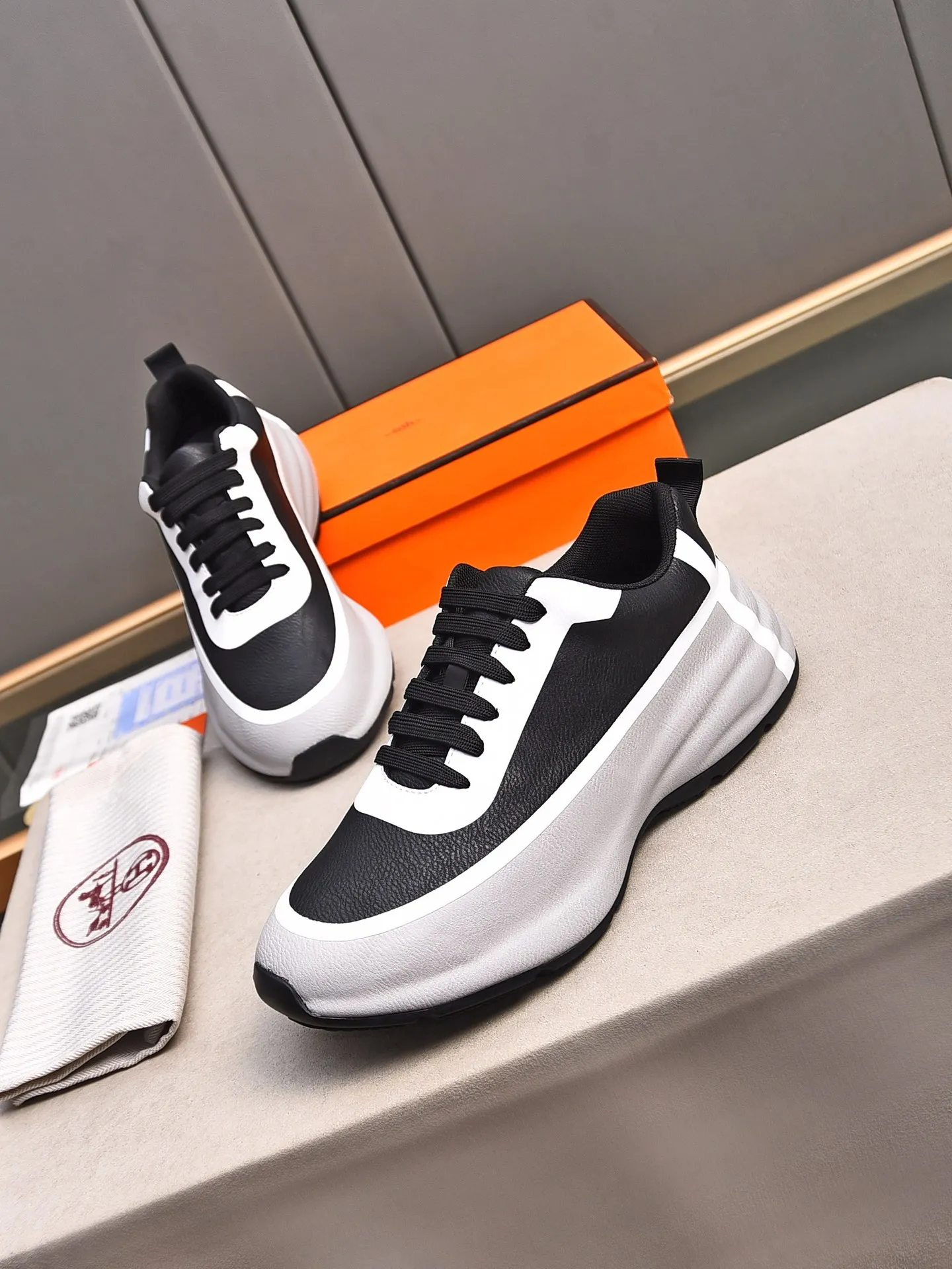 Men's shoes 💰560 [Hermes] New sports shoes Hermès are the most comfortable shoes, no one else⃣️, very light on the feet and very good-looking, you will not feel tired when you go shopping and running around 👍 Very light and comfortable, extremely light, suitable for both sports and leisure, and feel great when stepping on them! It’s up to you to choose, there’s always what you want~ ✔️Material: imported first-layer cowhide ✔️Inner lining: breathable mesh ✔️Outsole: genuine leather bottom ✔️Size: Men’s 38-44 (45 custom-made)